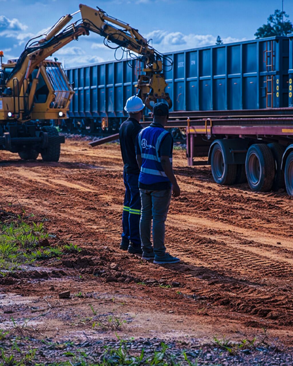 Equipa da Highlighter em operação no terreno, com capacetes e coletes de segurança